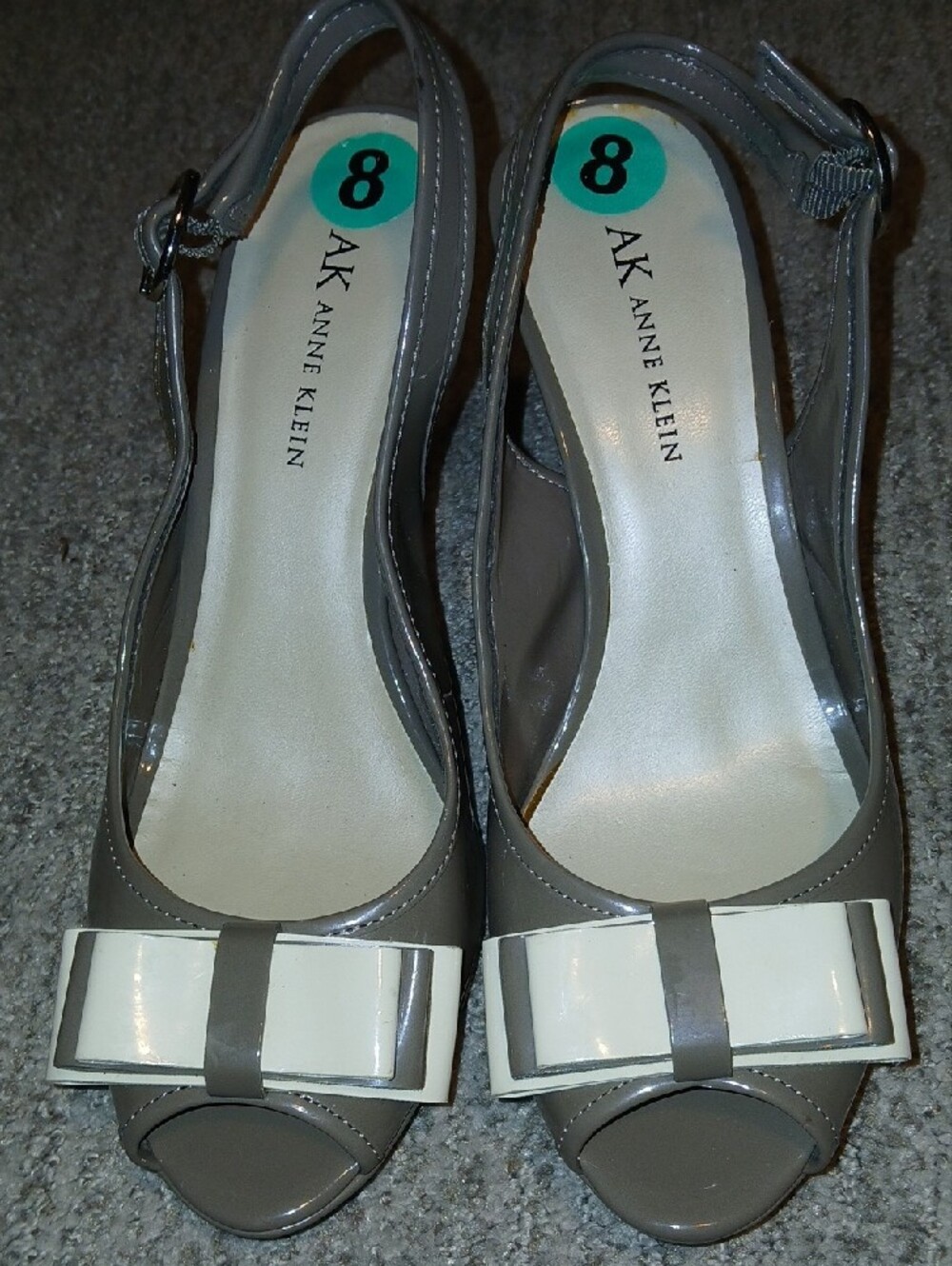 Anne Klein Womens Taupe Patent Leather Slingback Peep Toe Heels White Bow Sz: 8 - Picture 3 of 12